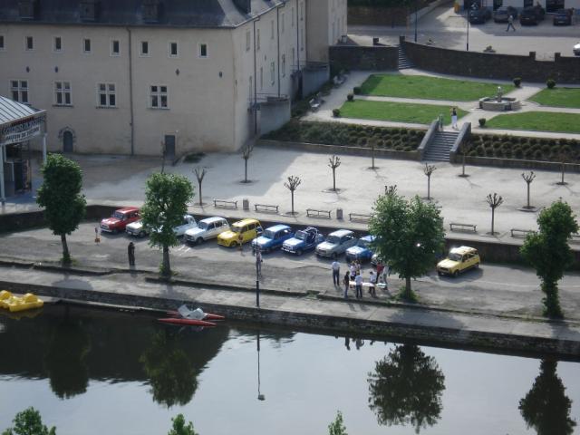 Les voitures arrivent petit à petit, l'occasion de les prendre en photo depuis le parking du château était trop belle.