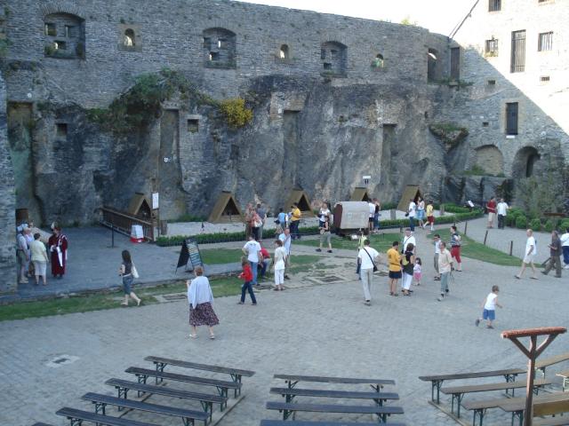 La cour du Château-Fort de Bouillon fermée au public et reservée aux seuls participants de cette sortie.