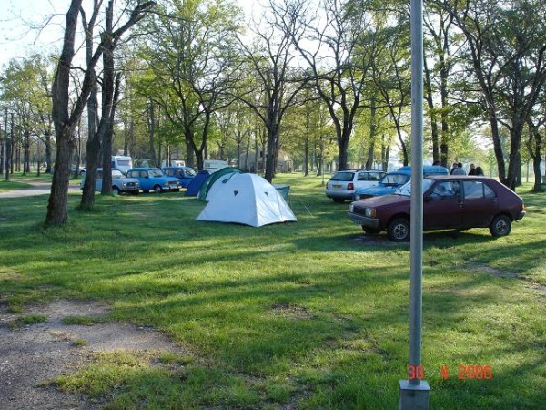 Camping = 3 tentes pour 6 voitures le compte est bon