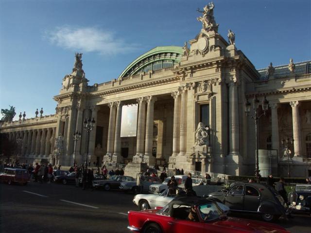 Une photo du grand palais avec uniquement des enciennes voitures dans la rue ... le pied :)
